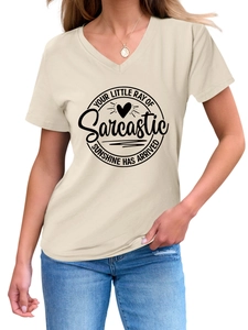 Détail du t-shirt à col en V couleur avoine avec inscription Your Little Ray Of sunshine