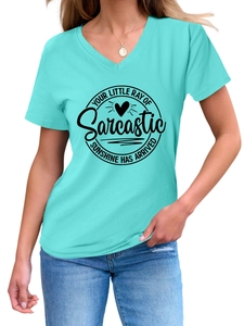 Détail du t-shirt vert menthe à col en V avec graphique solaire noir et texte imprimé