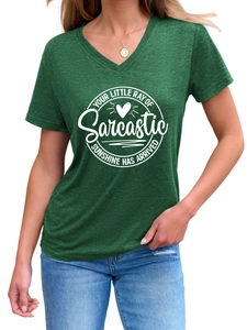 Détail d'un t-shirt à col en V vert foncé avec imprimé graphique et texte blanc