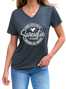 Gros plan d'un t-shirt gris chiné col en V avec imprimé blanc Sarcastic et soleil