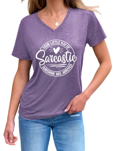 Détail d'un t-shirt violet col en V pour femme avec slogan 'Your Little Ray Of Sarcastic Sunshine'