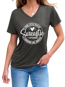 Détail du t-shirt col V gris anthracite avec l'imprimé 'Your Little Ray of Sarcastic Sunshine'