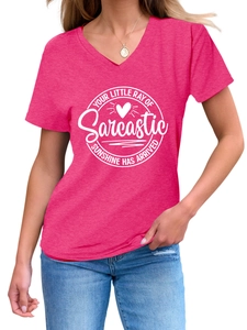 Détail du col en V et de l'imprimé graphique sur le t-shirt rose à manches courtes