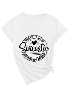 Détail d'un t-shirt blanc col V avec texte graphique et nœud élégant sur le côté
