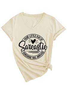 Détail d'un t-shirt à col en V avec imprimé Sarcastic Sunshine et nœud à la base