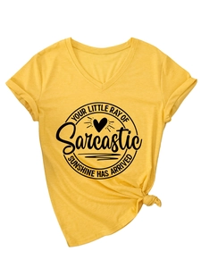 Détail du t-shirt jaune à col en V avec slogan noir et revers aux manches courtes