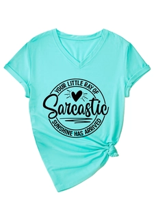 Détail d'un t-shirt col en V vert menthe montrant des manches retroussées et un nœud