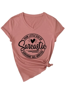Détail du t-shirt rose col en V avec texte Sarcastic Sunshine et nœud latéral élégant