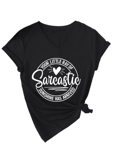 Détail d'un t-shirt noir à col en V avec imprimé graphique cœur et noeud sur le côté