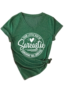 Détail d'un t-shirt col en V vert forêt avec imprimé blanc et style nœud devant