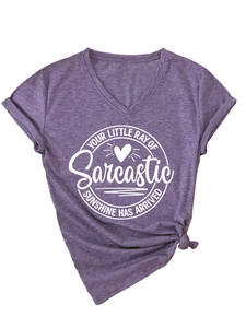 Détail du t-shirt violet col en V avec revers de manches et ourlet noué à imprimé