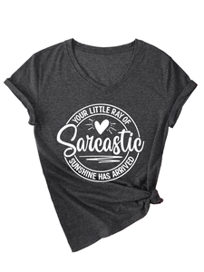 Détail d'un t-shirt à col en V gris anthracite avec slogan imprimé et noeud stylé à l'avant