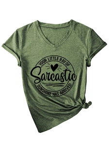 Détail du t-shirt vert armée à col en V avec motif imprimé et nœud décoratif sur le côté