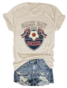 Gros plan du t-shirt beige Game Day 2026 Soccer avec un short en jean délavé