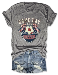 Mise à plat d'un t-shirt de foot Game Day 2026 gris avec un short en jean vintage