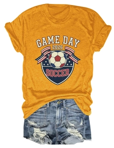 Détail de l'imprimé Game Day 2026 Soccer sur un t-shirt en coton jaune moutarde