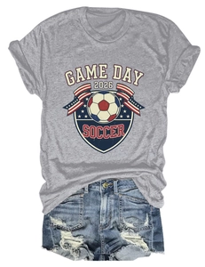 T-shirt gris Game Day 2026 Soccer avec short en jean délavé posé à plat sur fond blanc épuré
