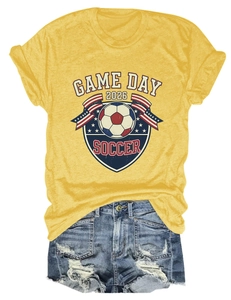 Détail à plat du t-shirt de foot Game Day 2026 jaune et du short en jean déchiré