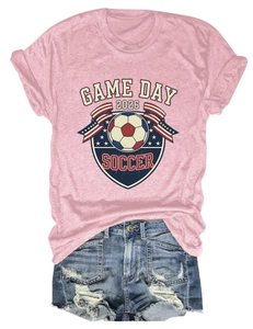 Tenue à plat t-shirt rose Game Day 2026 soccer et short en jean bleu déchiré