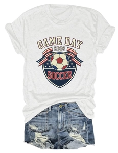 T-shirt blanc Game Day 2026 Soccer avec imprimé vintage et short en jean à plat