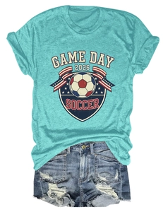 Détail à plat du t-shirt Game Day 2026 Soccer et short en jean déchiré à bords francs