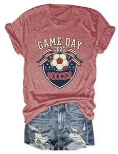 Détail à plat du t-shirt de football Game Day 2026 rouge brique avec short en jean