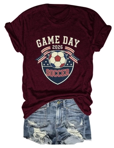 Détails du graphique de football sur t-shirt bordeaux avec ensemble short en jean