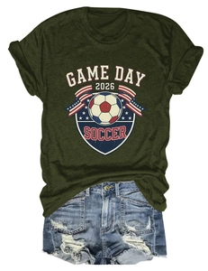 Vue détaillée du t-shirt de football Game Day 2026 vert foncé et du short en jean déchiré