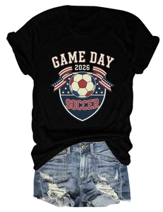 Gros plan sur l'imprimé foot rétro Game Day 2026 sur un T-shirt noir à manches courtes