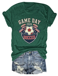 Vue à plat du t-shirt de football Game Day 2026 vert et du short en jean effiloché