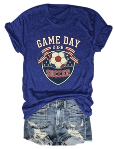 Détail du t-shirt bleu Game Day 2026 Soccer avec un short en jean délavé et déchiré