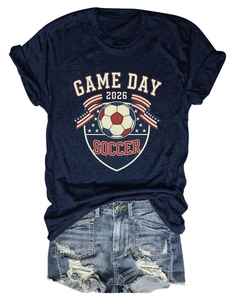 Détail à plat du t-shirt de football Game Day 2026 avec un short en jean usé