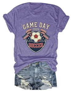 Ensemble t-shirt violet Game Day 2026 soccer et short en jean vieilli à plat