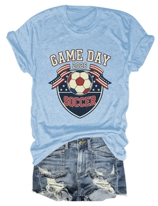 T-shirt de football bleu clair Game Day 2026 et short en jean vieilli posés à plat