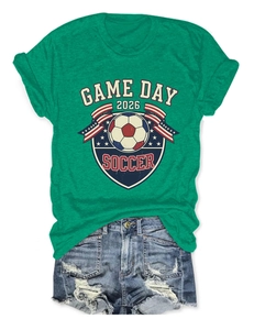 Détail à plat du t-shirt de foot vert avec imprimé Game Day 2026 et manches à revers stylées