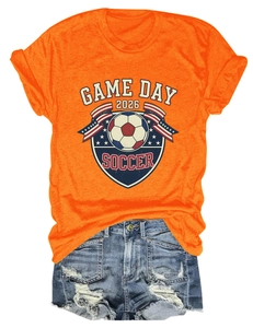 Flat lay du t-shirt de football Game Day 2026 et short en jean usé sur fond blanc