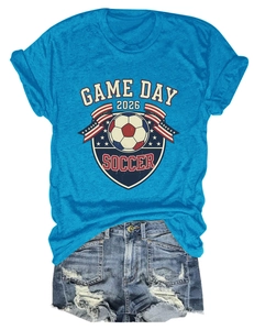 Gros plan sur l'imprimé rétro Game Day 2026 Soccer sur le tissu bleu du t-shirt