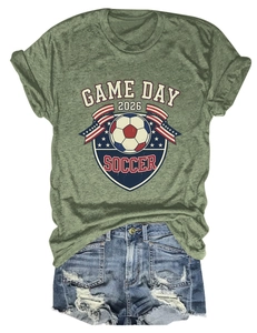 Détail du t-shirt vert olive avec imprimé rétro Game Day 2026 soccer et short en jean