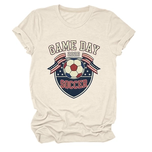 Gros plan détaillé de l'imprimé soccer Game Day 2026 sur un t-shirt beige