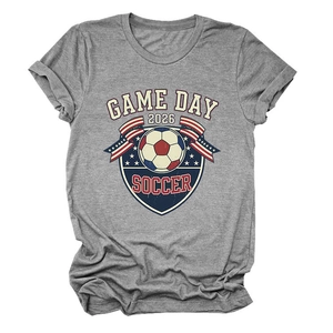 Détail du t-shirt de foot gris avec imprimé vintage Game Day 2026 et texture du tissu