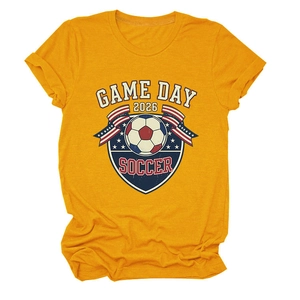 Détail du t-shirt de football jaune moutarde avec imprimé Game Day 2026 et texture coton