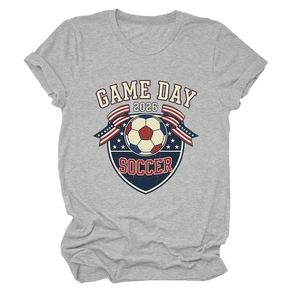 Vue détaillée de l'imprimé Game Day 2026 soccer sur un t-shirt gris à col rond