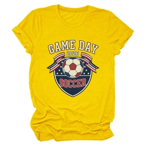 Vue détaillée à plat du t-shirt de football jaune Game Day 2026 avec imprimé vintage US