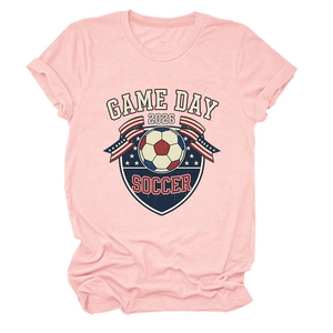 Détail du t-shirt rose Game Day 2026 soccer avec imprimé graphique au style rétro USA