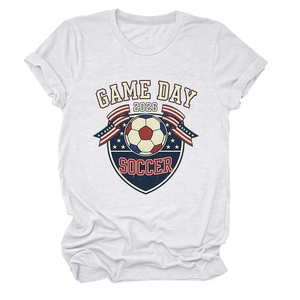 Détail de l'imprimé rétro soccer 2026 sur un t-shirt blanc en coton à col rond