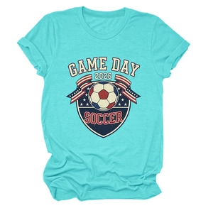 T-shirt de football vert menthe à plat montrant les détails graphiques Game Day 2026