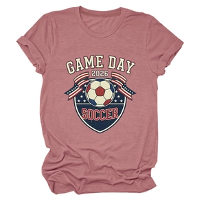 Détail de l'imprimé football vintage 2026 sur un t-shirt en coton rose poudré