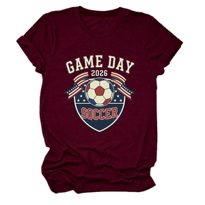 Détail à plat d'un t-shirt de football Game Day 2026 bordeaux avec impression de qualité