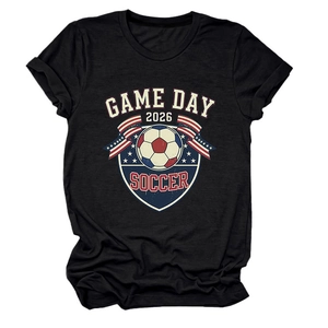 Gros plan sur l'imprimé graphique vintage Game Day 2026 soccer sur t-shirt noir