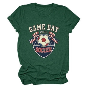 Détail macro du tissu et de l'imprimé vintage Game Day 2026 soccer sur t-shirt vert foncé